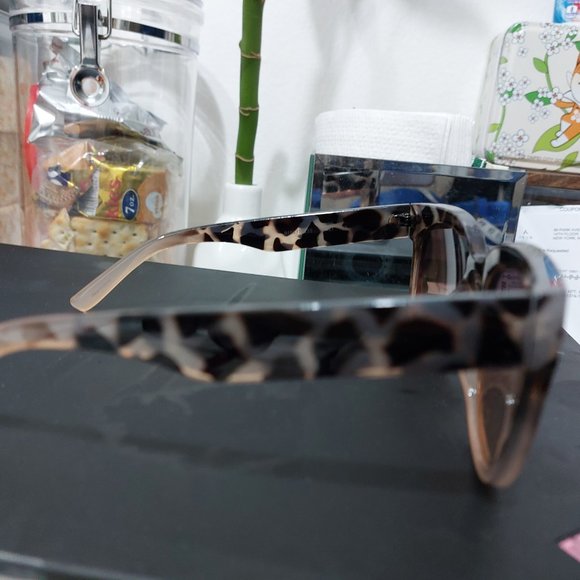 Liz Claiborne Womens UV Protection Sunglasses - Picture 4 of 7